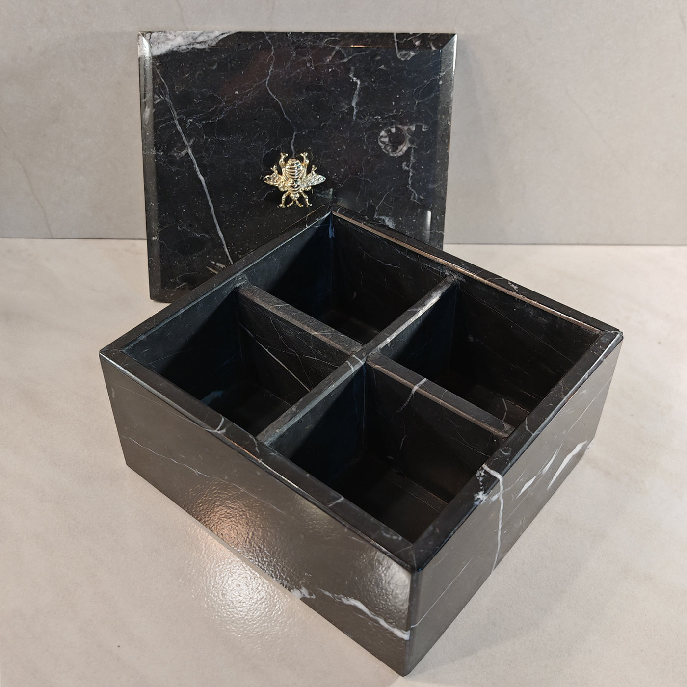 Caja de té negra