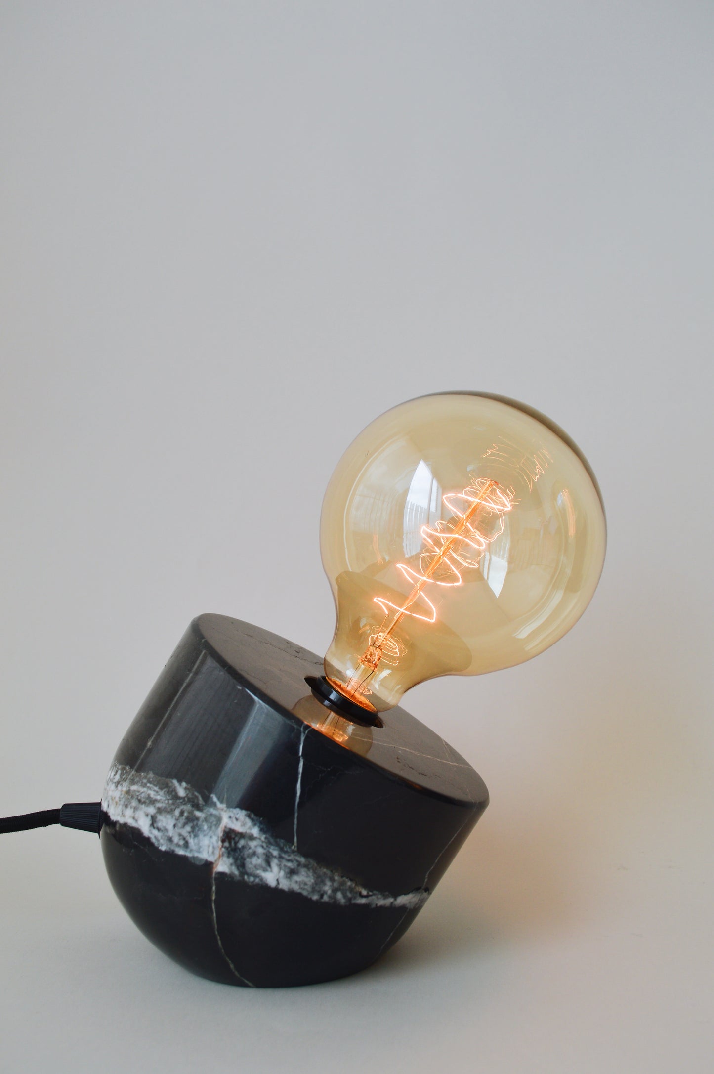 Lámpara de Mesa Basalto